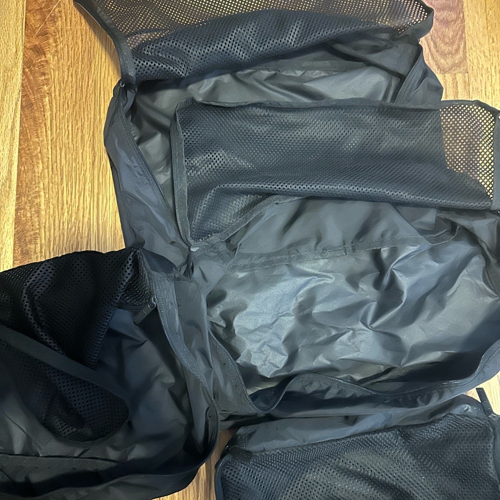 Away Black Mesh Travel Organizer Set
